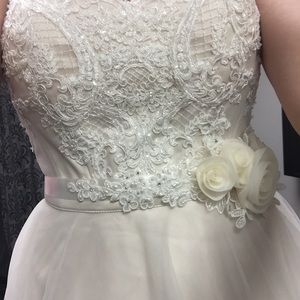 UNWORN/UNALTERED wedding gown from Eva’s Bridal. Ivory/champagne Euro size 10.